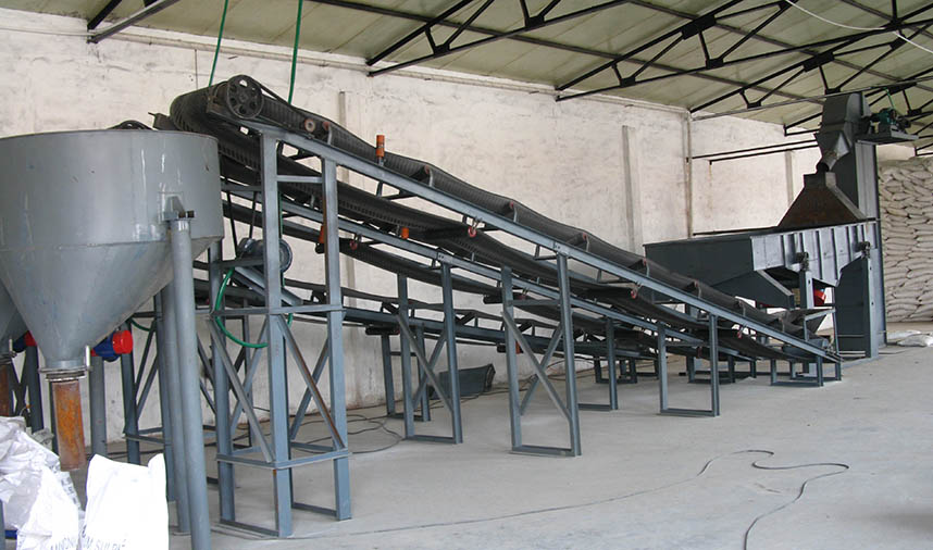 斗提+直線篩+皮帶輸送機  石家莊趙莊安裝現(xiàn)場